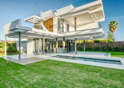 Beachside villa for sale in marbella
