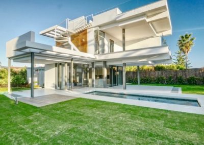 Beachside villa for sale in marbella
