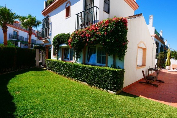 link to page with details of a villa in cabopino for sale