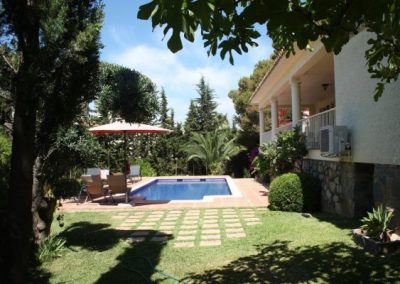 image links to page with details of a detached villa in cabopino for sale
