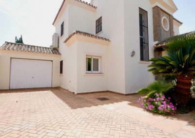Beachside villa for sale in cabopino