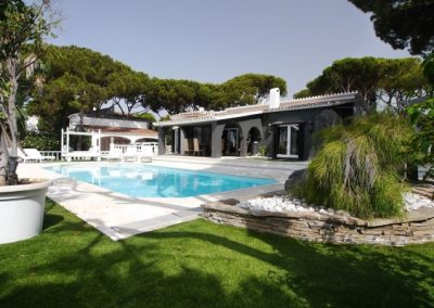 Beachside villa for sale in puerto cabopino