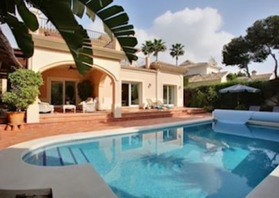 Beach side villa for sale in cabopino